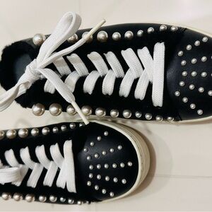 Fashionable sneakers, black with pearls